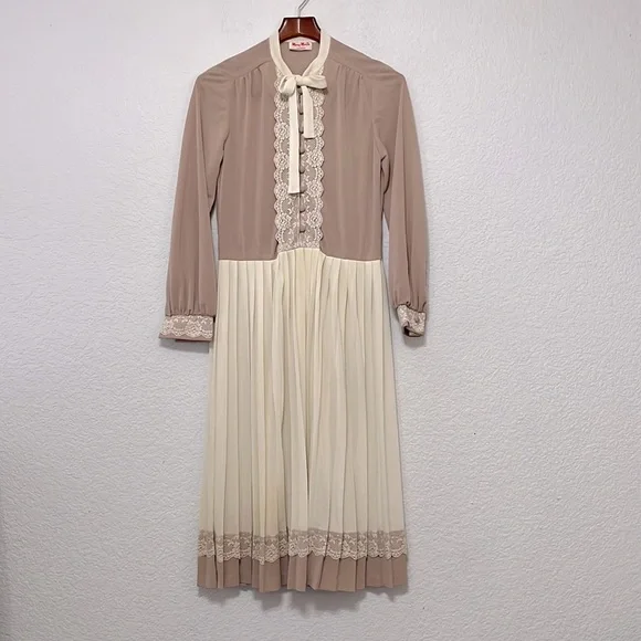 Vintage Prairie Cottage Lace Accent Dress - Picture 4 of 16